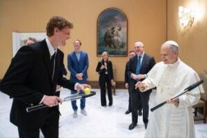 Sinner in visita dal Papa, a Leone XIV in dono una racchetta: “Giochiamo un po’?” – Video