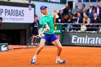 Sinner, l’outfit ‘colorato’ del Roland Garros fa discutere