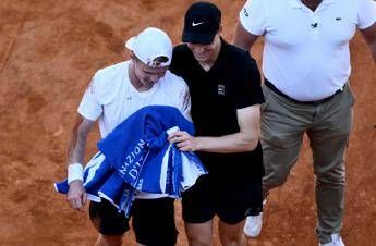 Sinner, numero 1 anche nel fair play. De Jong cade, Jannik lo soccorre – Video