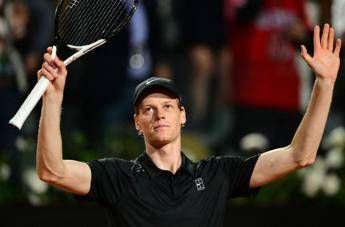 Sinner, ritorno show agli Internazionali: batte Navone ed emoziona il Centrale