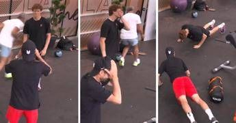 Sinner ‘sconfitto’ al Roland Garros, vince il preparatore Panichi e punizione per Jannik – Video