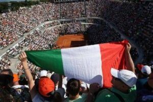 Sinner, un bambino ‘carota’ e un “forza Juve” per Bastoni: cori e cartelloni al Foro