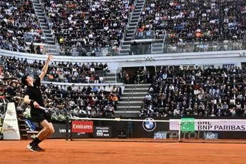 Sinner, un braccio di ferro arancione e il tifo per… Ruud: cori e cartelloni al Foro