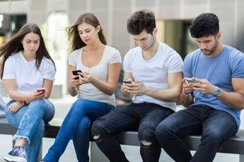 Social, report adolescenti Ue, per quasi la metà uso problematico, 10 anni fa era il 38%