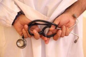 Truffava vittime prospettando terapie innovative per autismo, arrestato finto medico