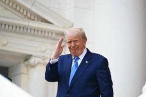 Trump, autocelebrazione al Memorial Day: “Dio mi ha riportato alla Casa Bianca”