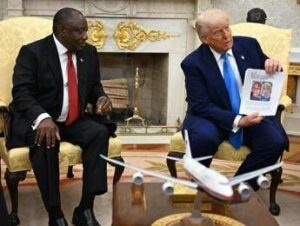 Trump e il “genocidio dei bianchi” in Sudafrica: agguato con video a presidente Ramaphosa