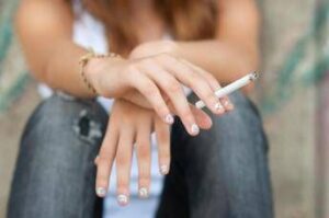 Tumori, almeno 1 sigaretta per 17% adolescenti, Aiot: “A scuola prevenzione cancro polmone”