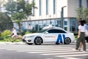 Uber amplia la flotta di robotaxi con la collaborazione della cinese Momenta