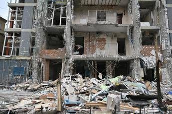 Ucraina, Trump: “Putin è impazzito”. Ancora droni russi su Kiev