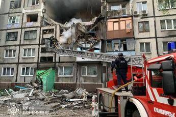 Ucraina, almeno 10 morti nei raid russi. L’esercito di Mosca avanza, evacuazioni a Sumy