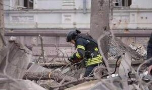 Ucraina, drone Russia su bus a Sumy: morti 9 civili. Zelensky: “Omicidio mirato”