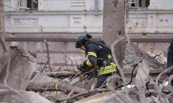 Ucraina, drone Russia su bus a Sumy: morti 9 civili. Zelensky: “Omicidio mirato”