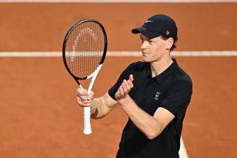 Un tifoso telefona alla madre, poi le passa Sinner: “Un saluto dal Centrale” – Video