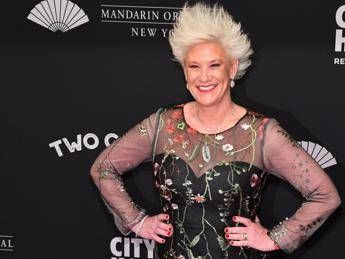 Addio ad Anne Burrell, la chef di Food Network morta improvvisamente in casa: aveva 55 anni