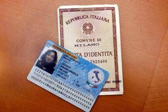 Addio alla carta d’identità cartacea, da agosto 2026 non sarà più valida per l’espatrio
