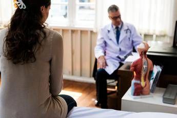 Anca dolorosa, cos’è e sintomi: quando serve la protesi