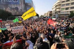 Attacco Usa, la piazza a Teheran grida “vendetta”. Iran vuole chiudere lo Stretto di Hormuz