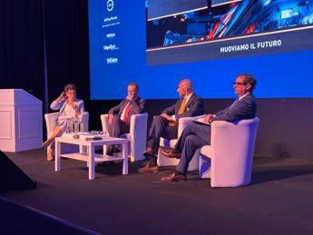 Auto, Aniasa: “Boom dei prezzi frena gli acquisti, dal 2013 costi medi aumentati del 52%”