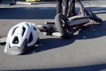 Auto contro monopattino a incrocio, morto 26enne a Milano