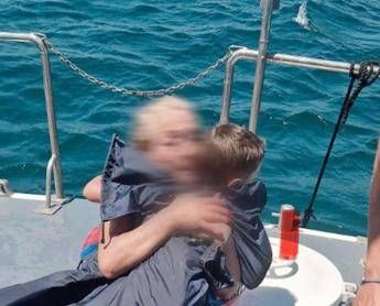 Bimbo di 5 anni e nonna trascinati al largo con il materassino – Video