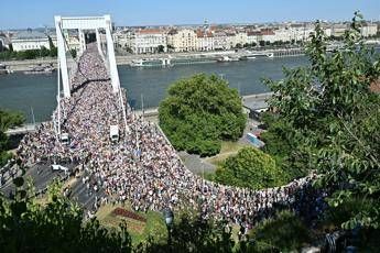 Budapest, sfila il Pride vietato da Orban: “Siamo 200mila, il più grande di sempre”