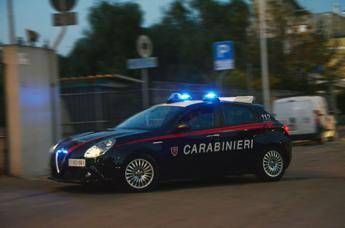 Cagliari, lo trovano ustionato in strada con l’auto in fiamme: 69enne in fin di vita