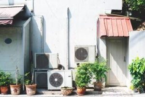 Caldo e caro bollette, consigli per risparmiare con il condizionatore