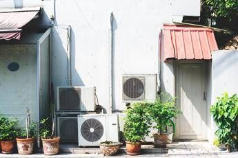 Caldo e caro bollette, consigli per risparmiare con il condizionatore