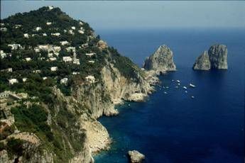 Capri, “vietato disturbare i turisti”: l’ordinanza del sindaco