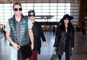 Cher, il figlio Elijah ricoverato in ospedale per overdose: “Fortunato a essere vivo”