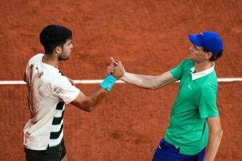 Cinque ore senza pause, Bertolucci elogia Sinner e Alcaraz. E ‘attacca’ Djokovic