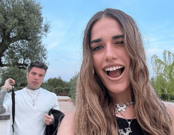 Clara e Fedez, la foto del ‘bacio’ fa infuriare lei: “L’arte della prospettiva”