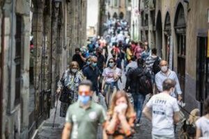 Covid, di nuovo mascherine, isolamento e vaccini? Cosa ha detto l’Ecdc