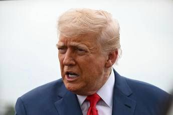 Disordini a Los Angeles, Trump schiera la Guardia Nazionale: “Rivolta di invasori stranieri”