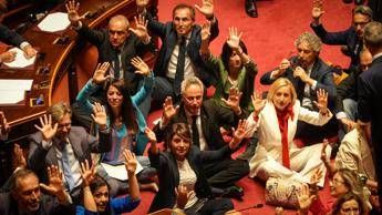 Dl sicurezza, protesta Pd-M5S-Avs in Senato: seduti in Aula come manifestanti