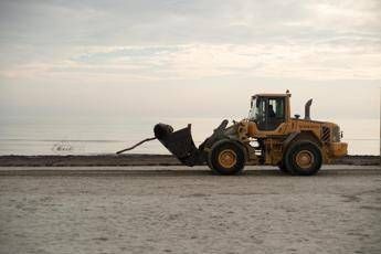 Donna travolta da ruspa in spiaggia a Cervia, arrestato l’investitore