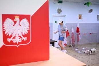 Elezioni in Polonia, urne aperte per ballottaggio presidenziali: testa a testa nei sondaggi