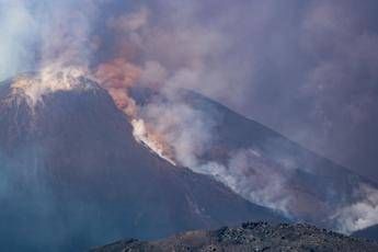 Eruzione Etna e turisti in fuga, è polemica dopo i video: “Perché erano in quota?”