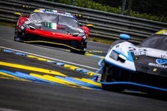 Follia a Le Mans, pilota prende a pugni finestrino dopo tamponamento con Ferrari