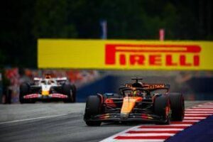 Formula 1, gru fa cadere cartellone pubblicitario sulla pista prima del Gp d’Austria