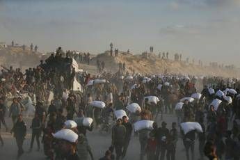 Gaza, media: “Uccisi 9 palestinesi in coda per gli aiuti”