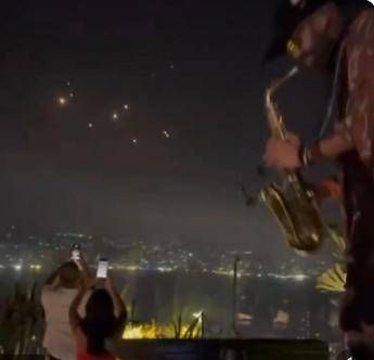 Guerra Israele-Iran, missili nel cielo e musica alla festa: il video virale