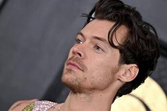 Harry Styles, bacio appassionato con una misteriosa ragazza a Glastonbury