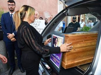 I funerali di Alvaro Vitali oggi a Roma, l’ultimo saluto di Stefania Corona