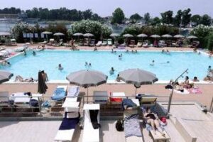 Infezioni in piscina, medici anti-bufale: “I rischi sono tanti, il cloro non uccide tutti i germi”