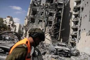 Iran, Trump annuncia tregua ma Israele accusa Teheran: “Lanciati missili, colpiremo con forza”