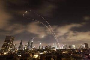 Iran attacca Israele con missili ipersonici. Khamenei: “La battaglia ha inizio”