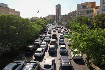 Iran, fuga da Teheran: “Strade intasate e file per la benzina”