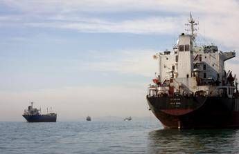 Iran minaccia chiusura stretto di Hormuz, a rischio il 25% del petrolio mondiale